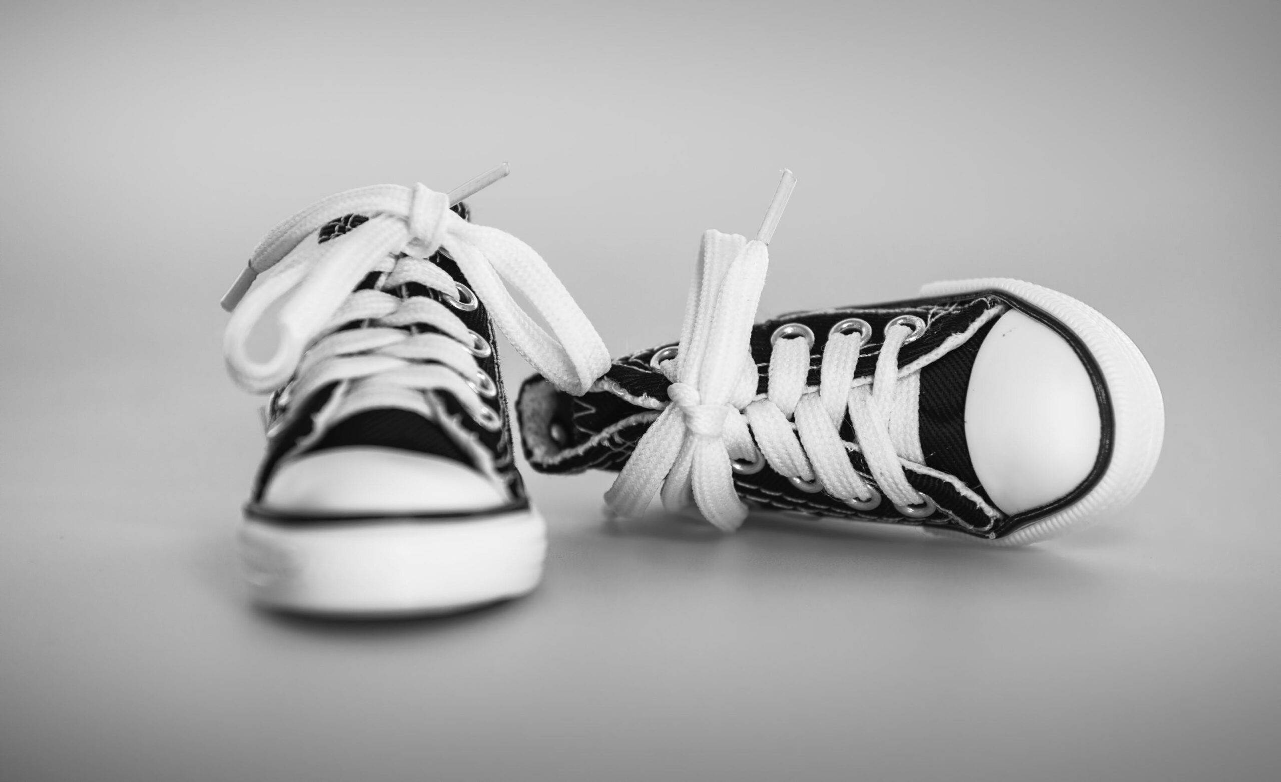 Sneakersy na platformie – trend, który podbija modowe ulice
