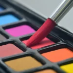 Makijaż nude: jak podkład, puder i pomadka nude tworzą naturalny efekt